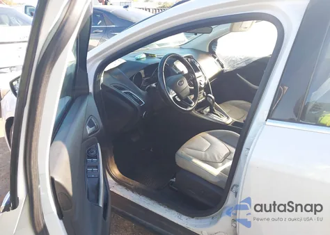 2015 Ford Focus Titanium z USA, uszkodzony, nr VIN 1FADP3N25FL216058